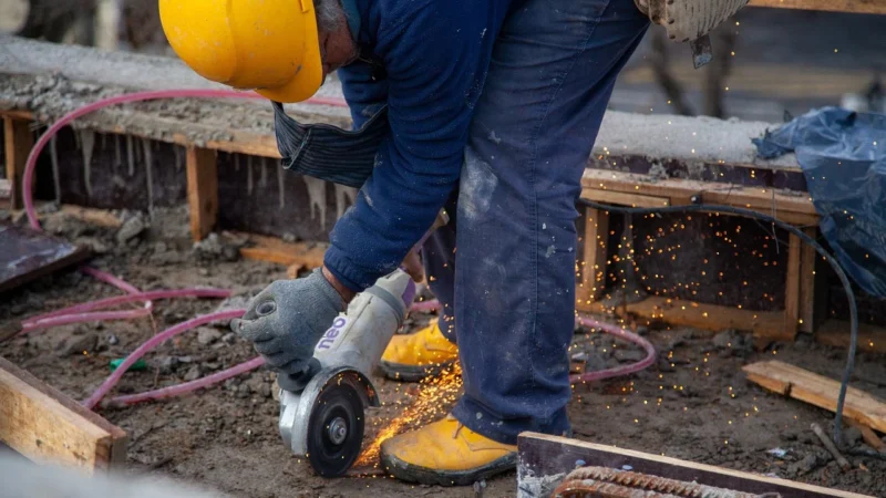 Odpowiednia odzież robocza, obuwie i rękawice – klucz do bezpiecznej pracy w Bydgoszczy