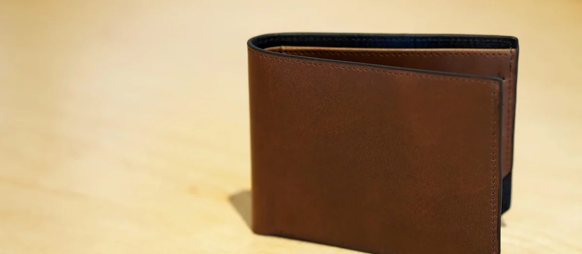 Skórzana elegancja: modne etui na dokumenty i dodatki