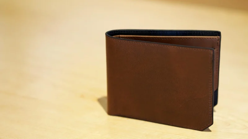 Skórzana elegancja: modne etui na dokumenty i dodatki